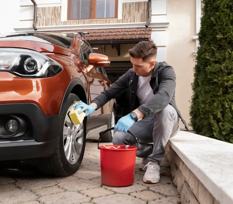 Lavage auto à domicile Noyers-sur-Jabron : professionnel intervenant sur un véhicule